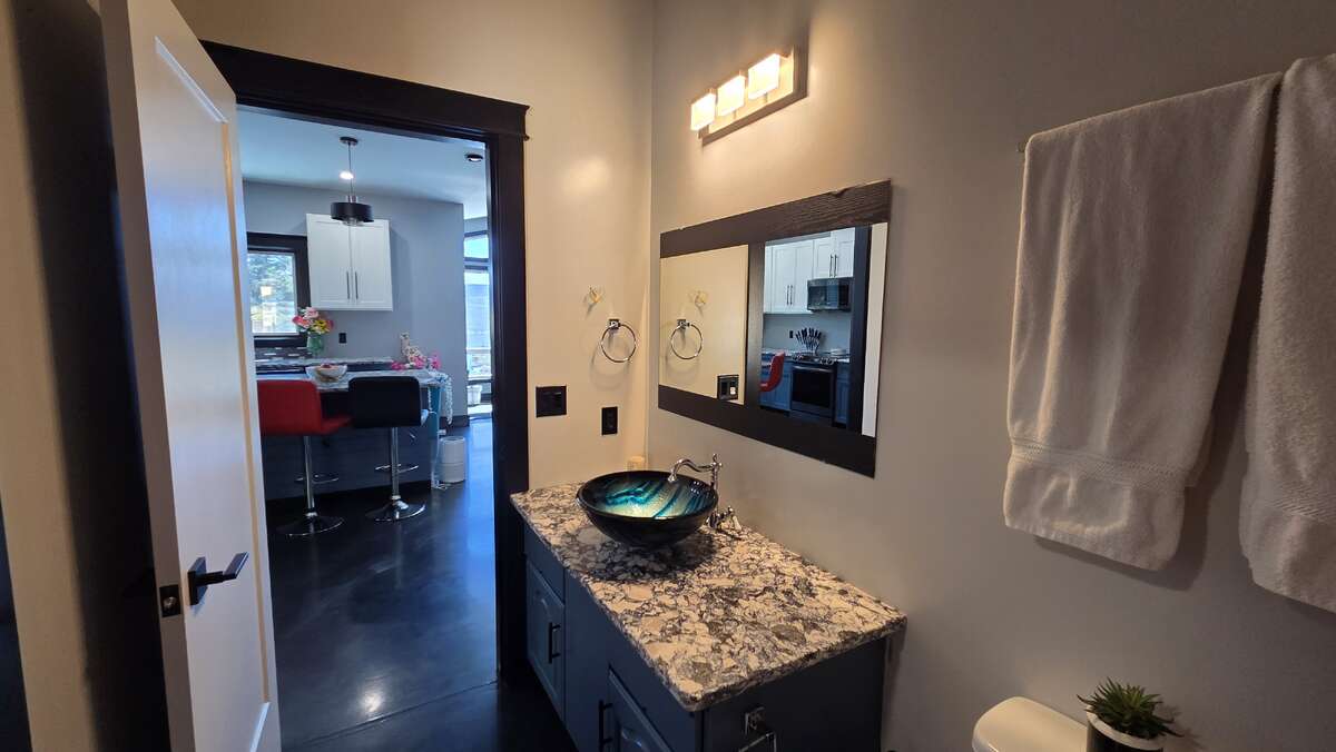 Okanagan Lakeview Modern Home Solar, Shop, Private