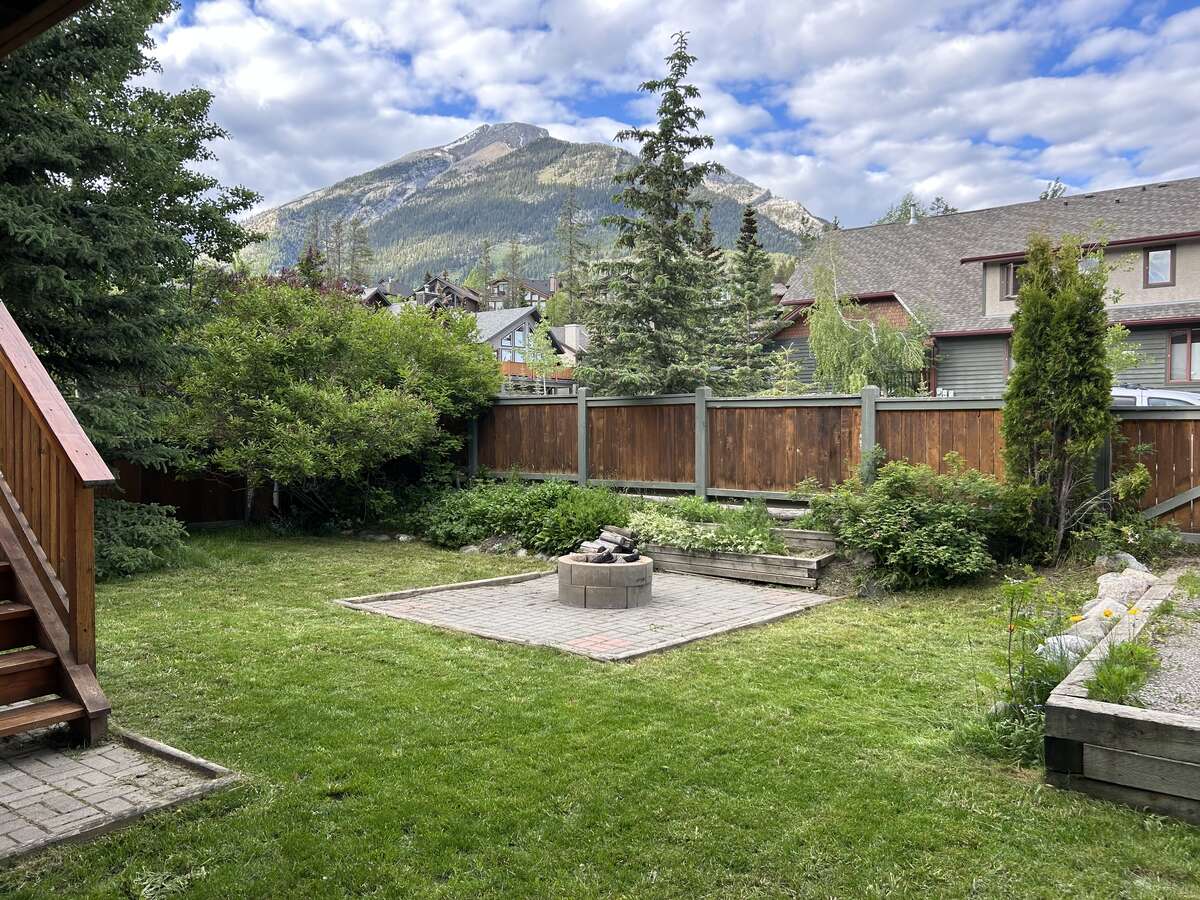 Large Bright Sunny Walkout Home, Views and Yard