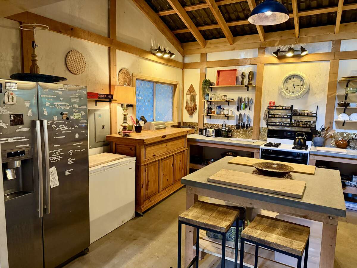 Guest Kitchen with Full Fridge/Freezer and Propane Oven Range