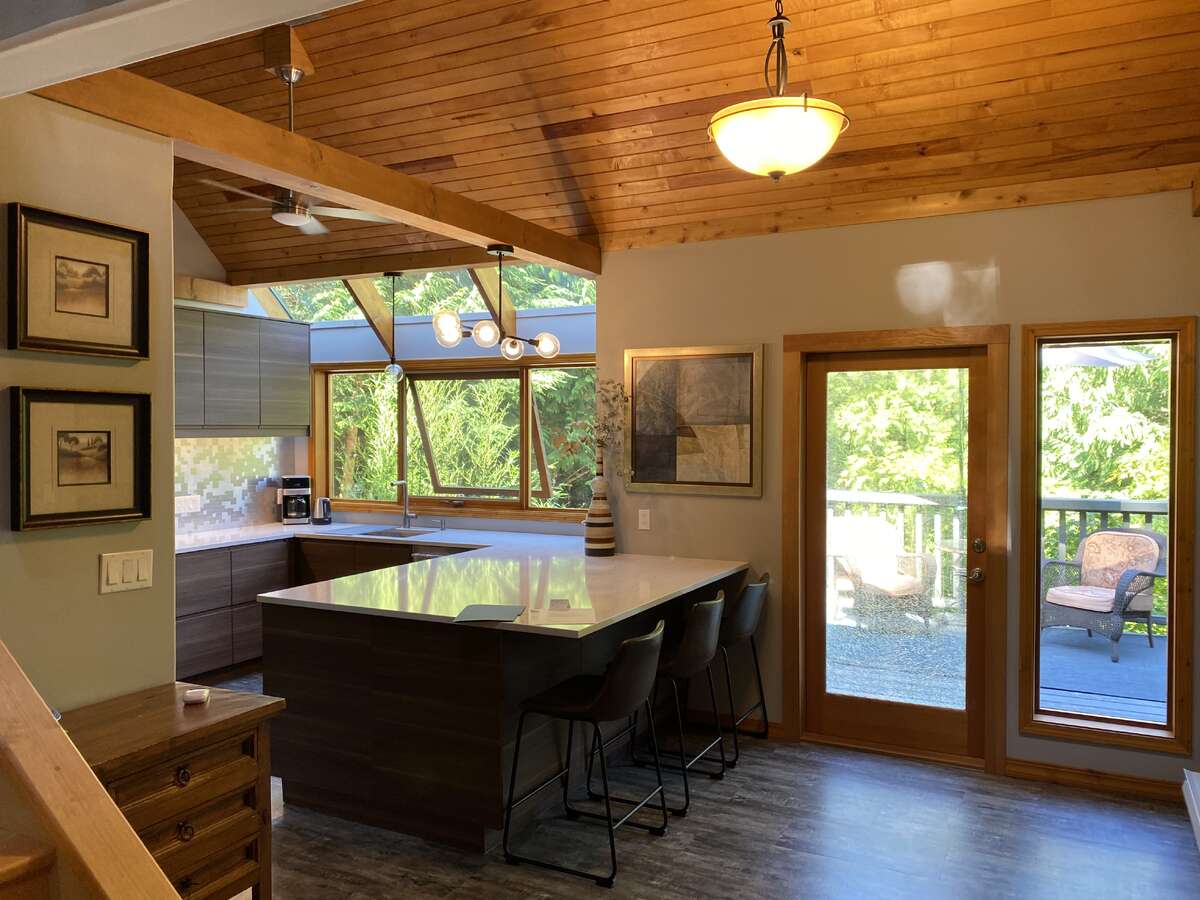 Perfect Entertaining Kitchen & Front Deck