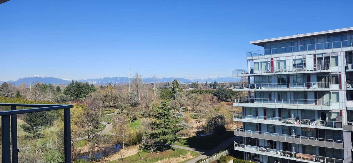 Apartment For Sale in Richmond, BC - 2+1 bed, 2 bath