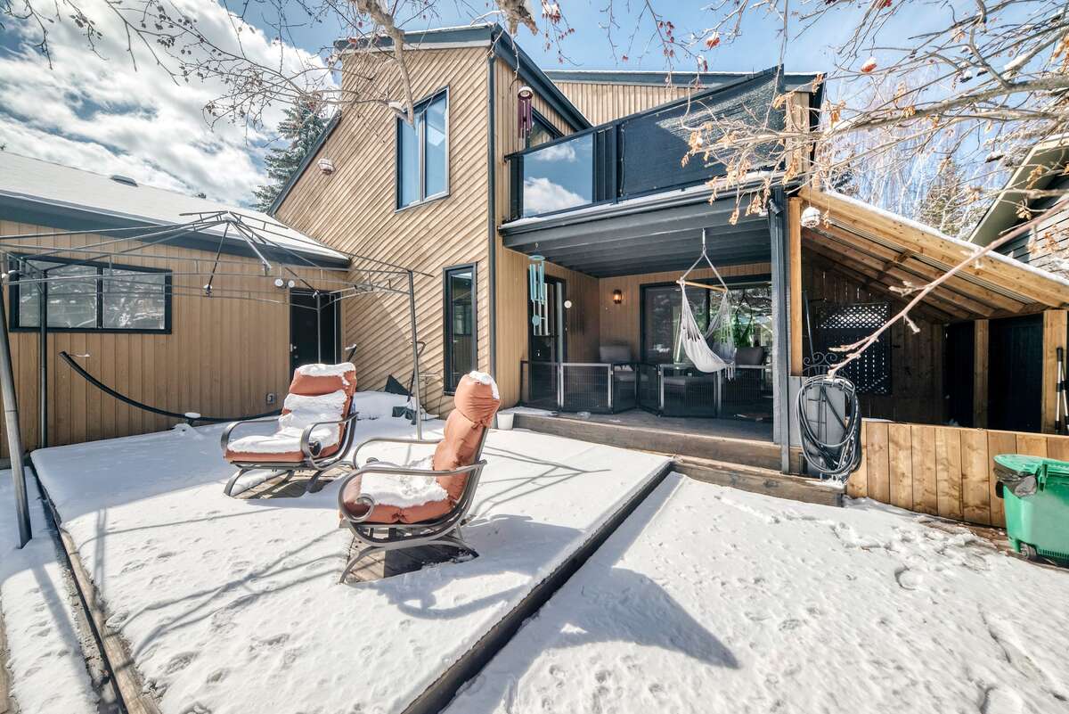 Custom covered dog run with ramp on the right side