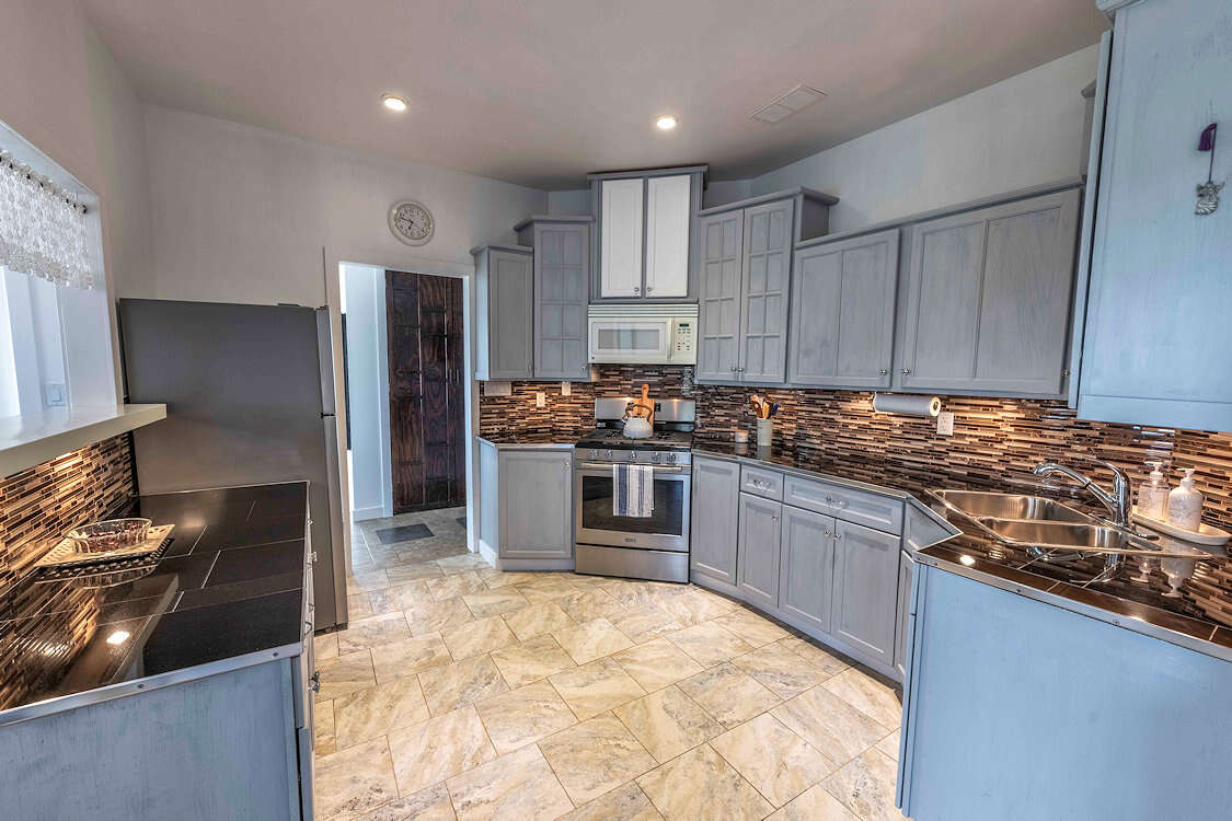 House / Acreage / Bungalow / Detached House / Land with Building(s) For Sale in Thunder Bay, Ontario - 3 bdrm, 2 bath (608 Copper Cliff Rd E)