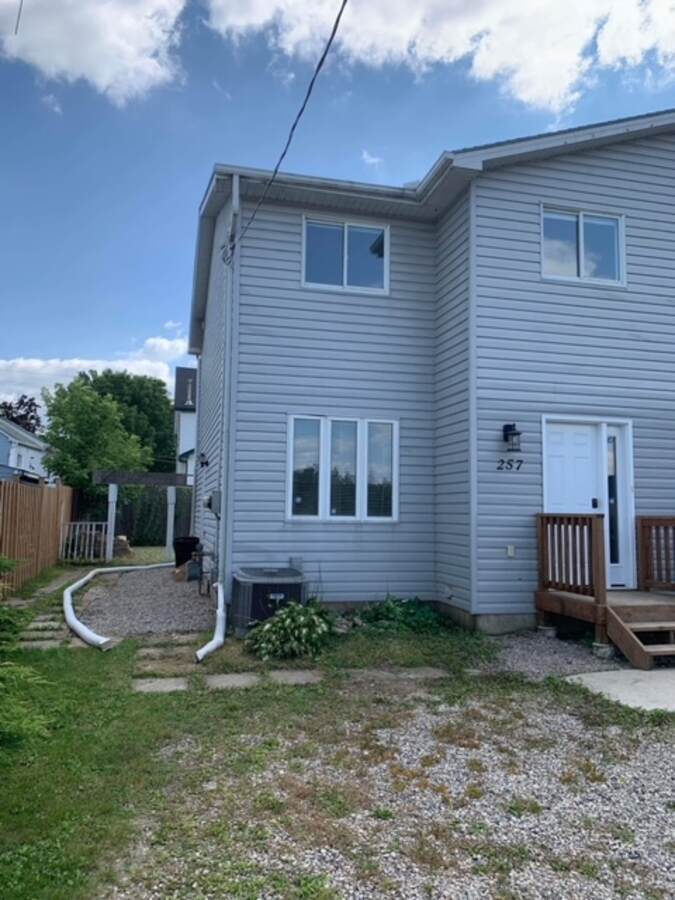 House For Sale in Ingersoll, ON - 3+2 bed, 2.5 bath