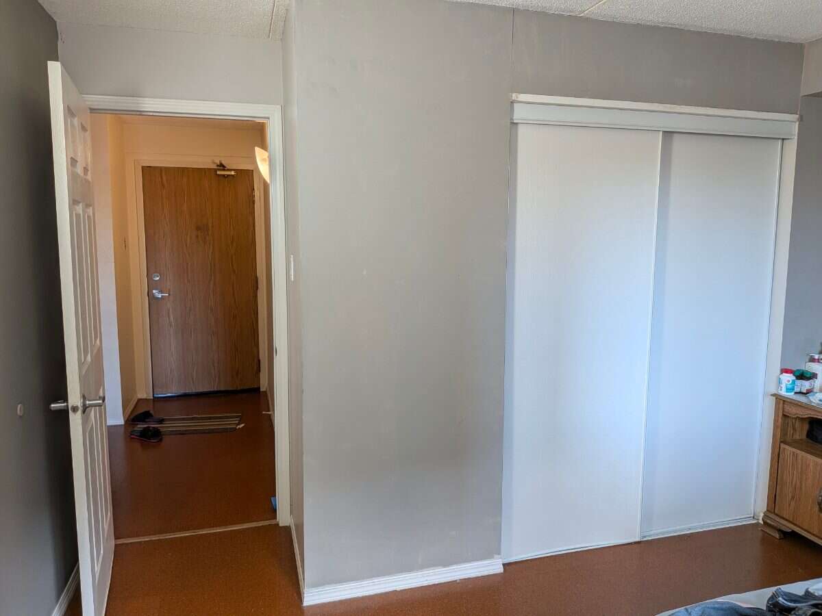 Bright main-floor end unit!
