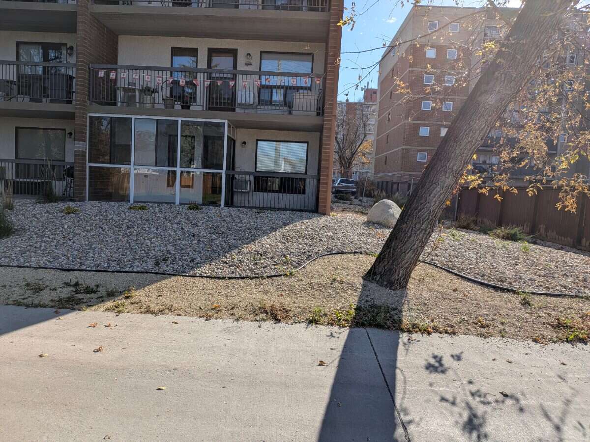Bright main-floor end unit!