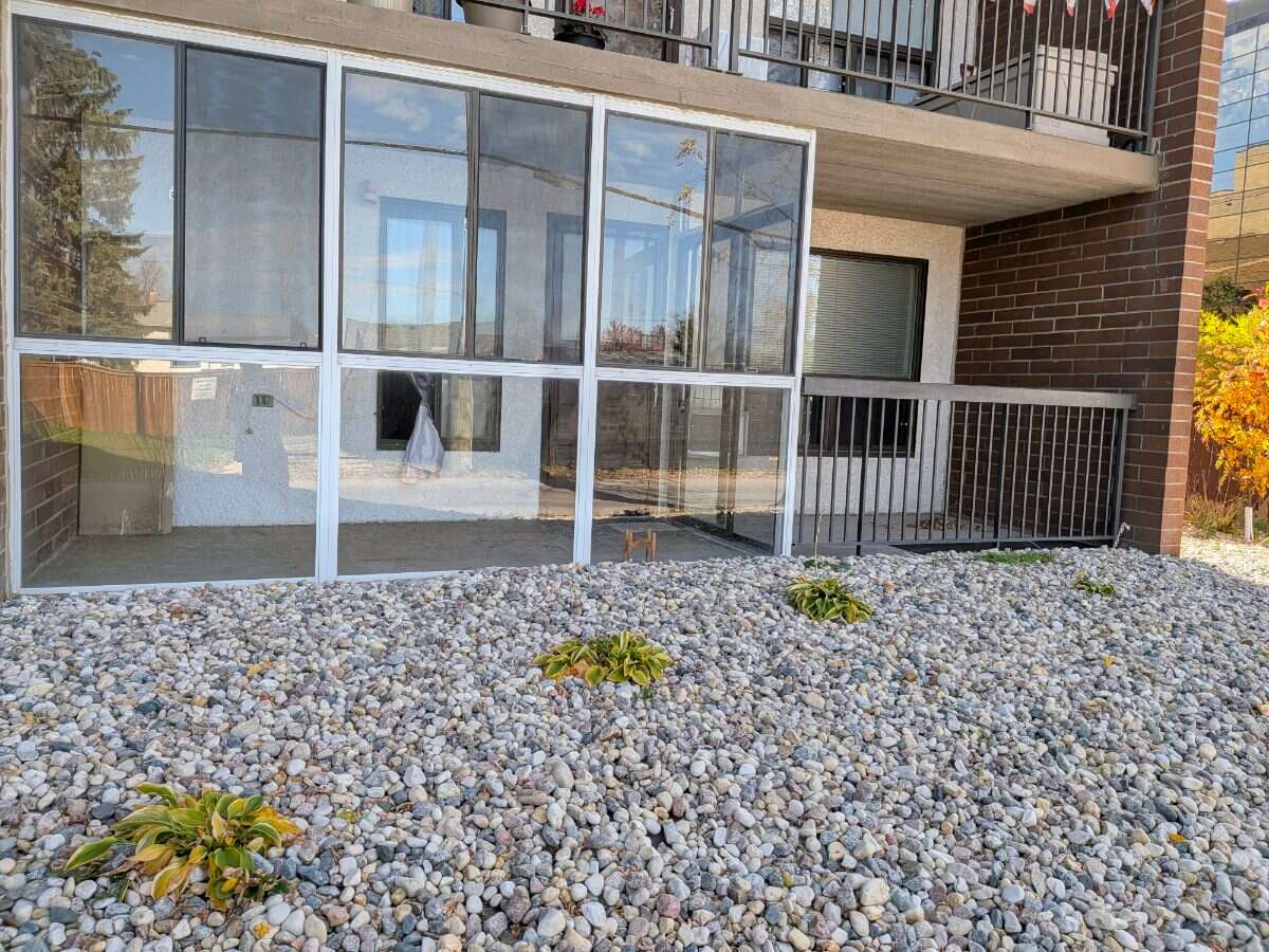 Bright main-floor end unit!