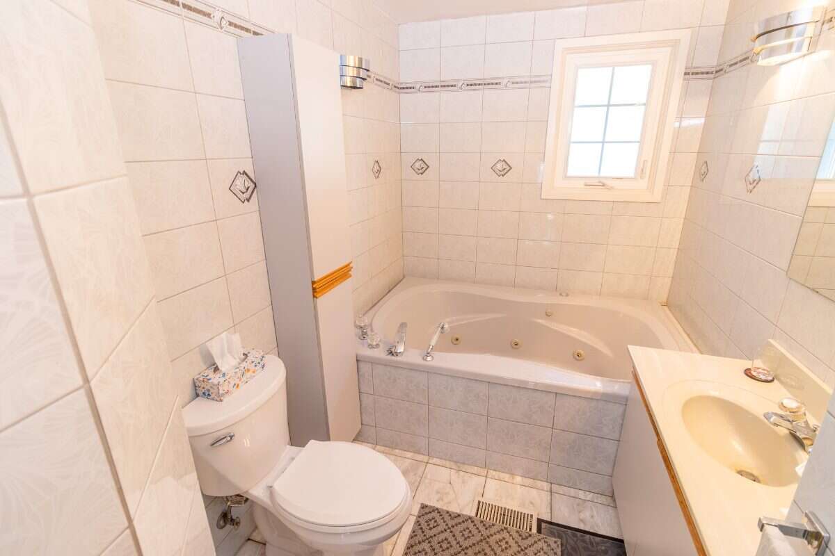 Spacious bungalow great location