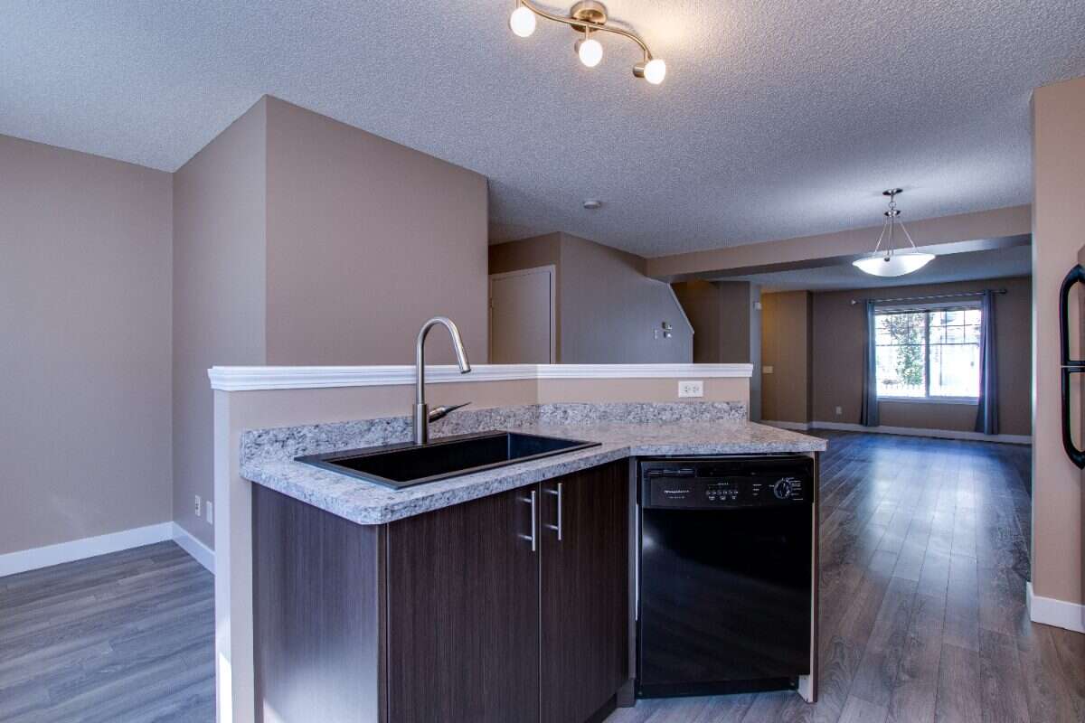 SPARKLING CLEAN & Renovated 2BR, 3BA Summerside
