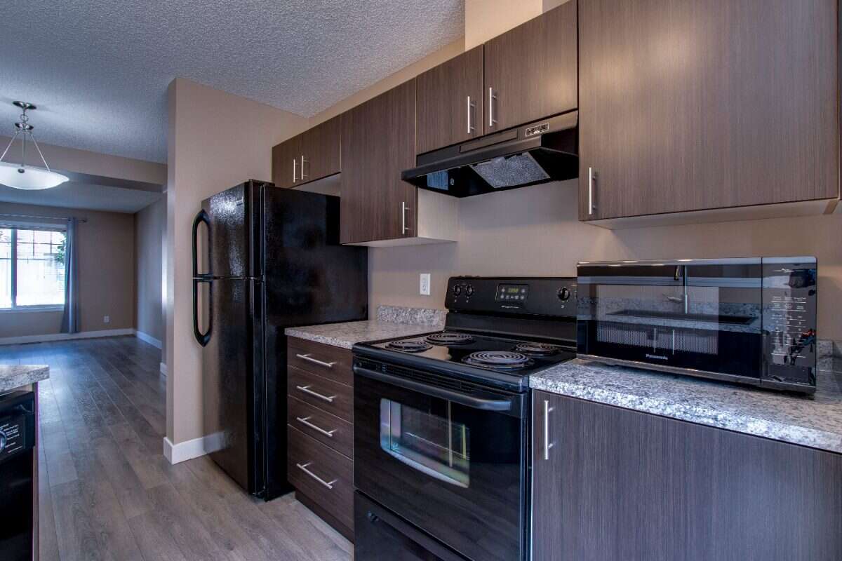 SPARKLING CLEAN & Renovated 2BR, 3BA Summerside
