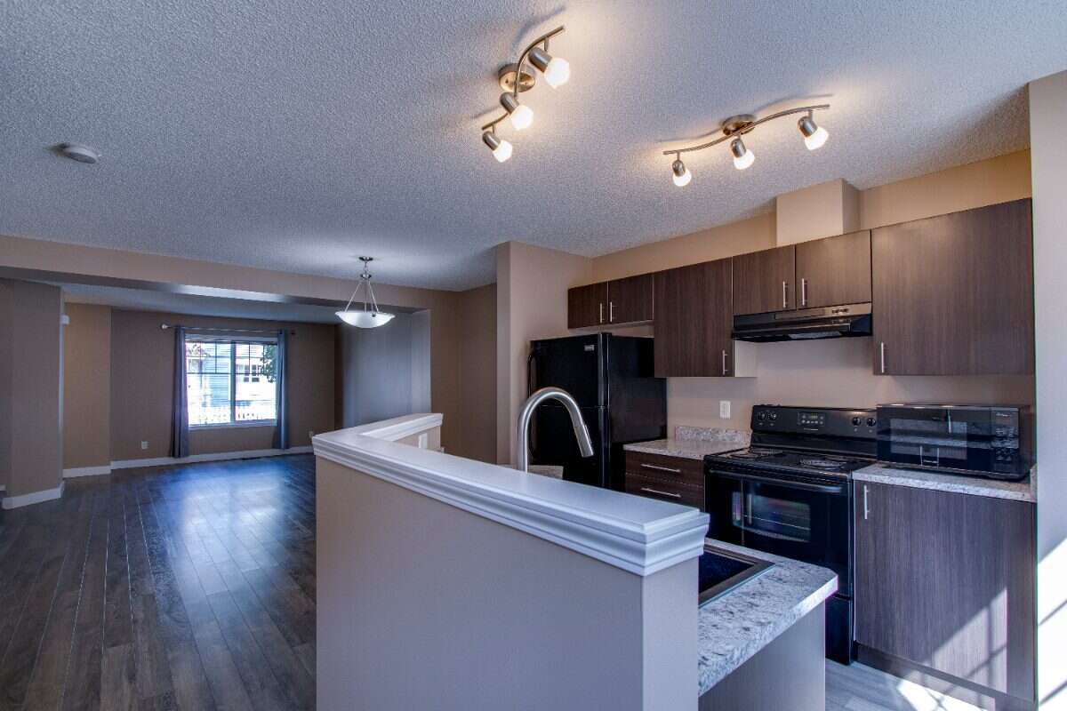 SPARKLING CLEAN & Renovated 2BR, 3BA Summerside