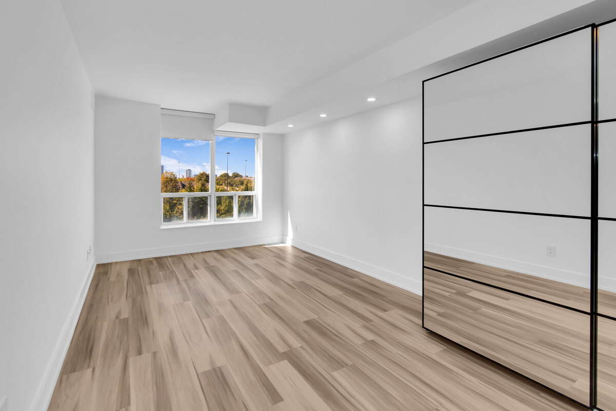 Primary bedroom w/built in wardrobe