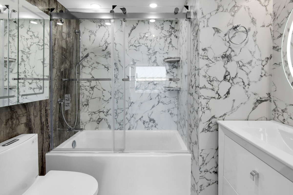 En suite bathroom w/soaker tub