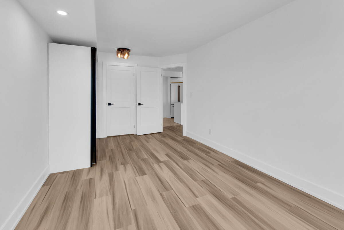Primary bedroom w/built in wardrobe