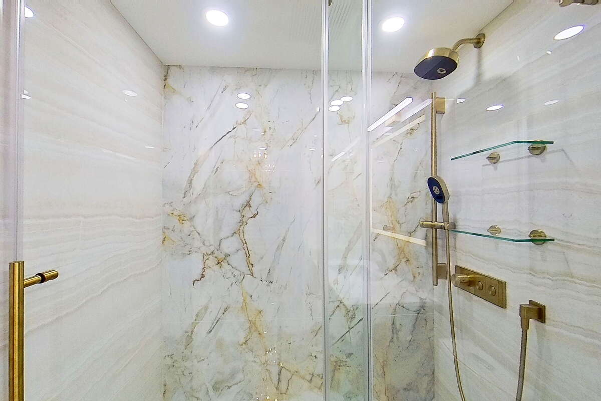 Main bathroom w/Kohler fixtures