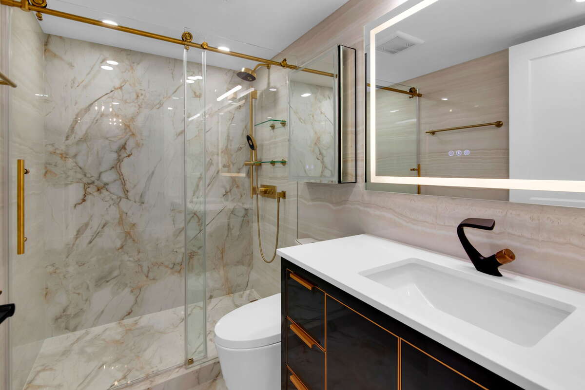 Main bathroom w/Kohler fixtures