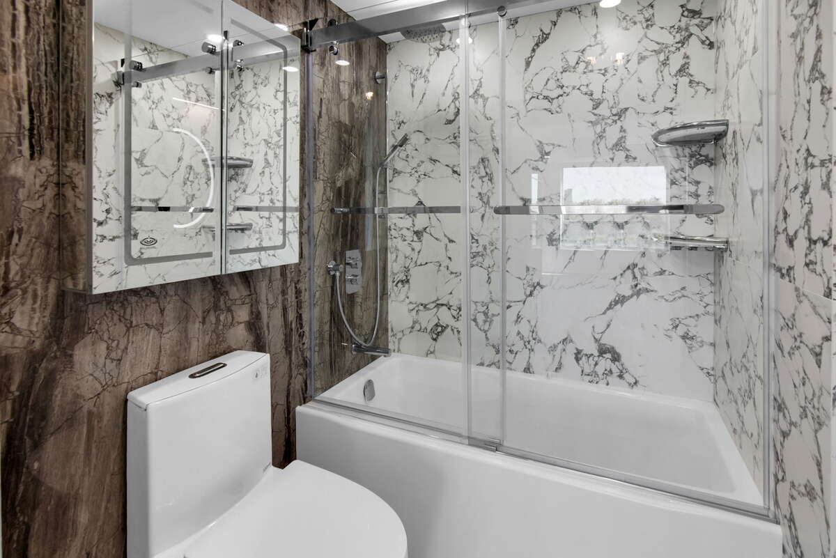 En suite bathroom w/soaker tub