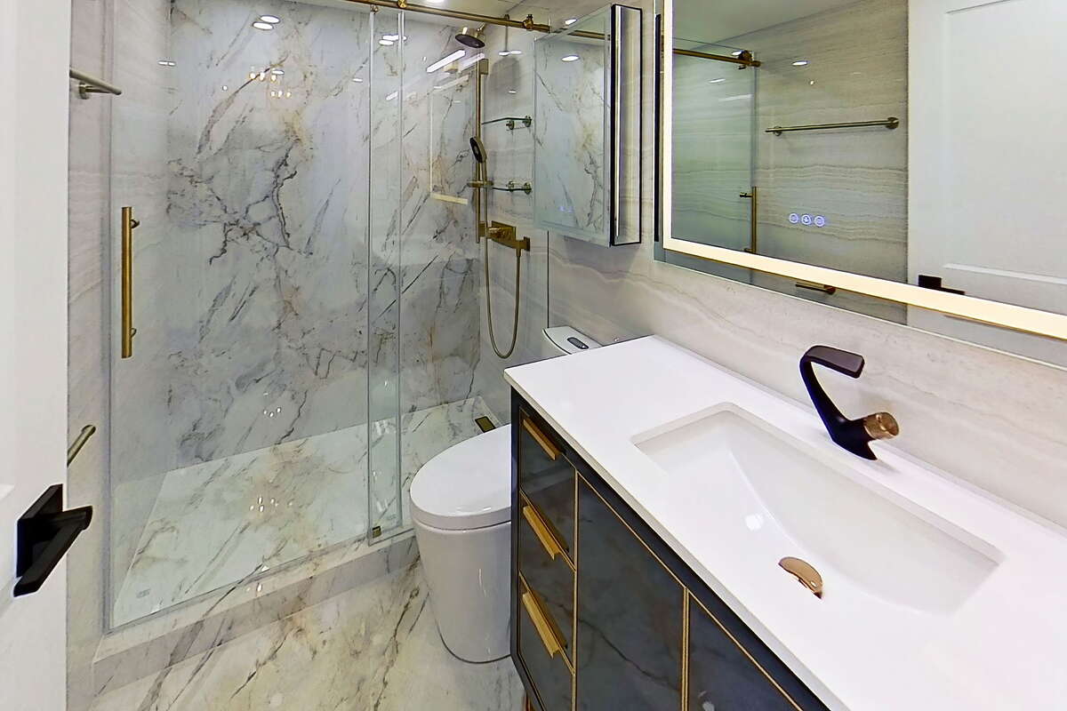 Main bathroom w/Kohler fixtures