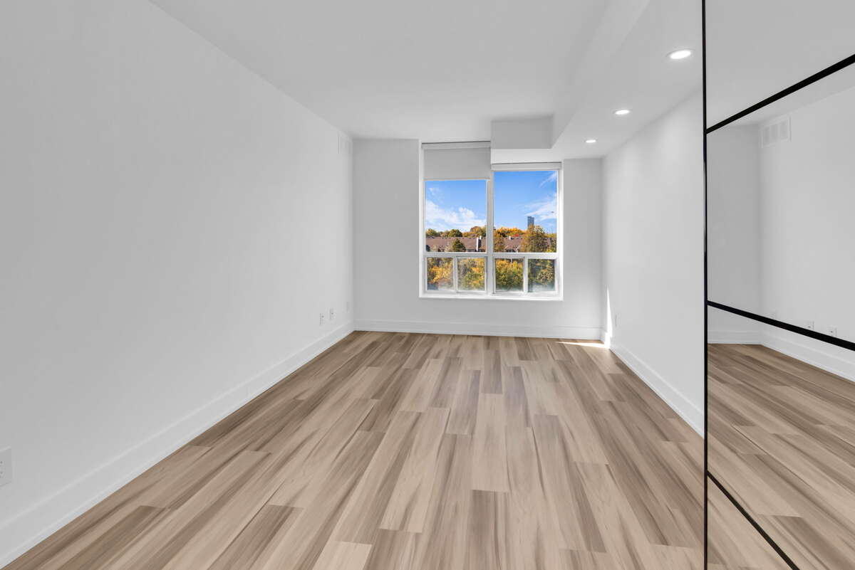 Primary bedroom w/built in wardrobe