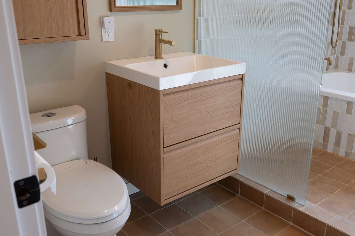 Newly designed 4 piece bathroom, tile throughout