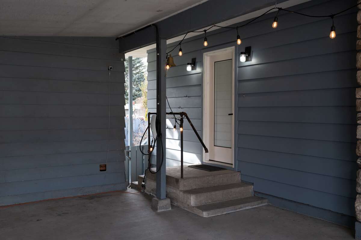 Front/side door entrance off the carport