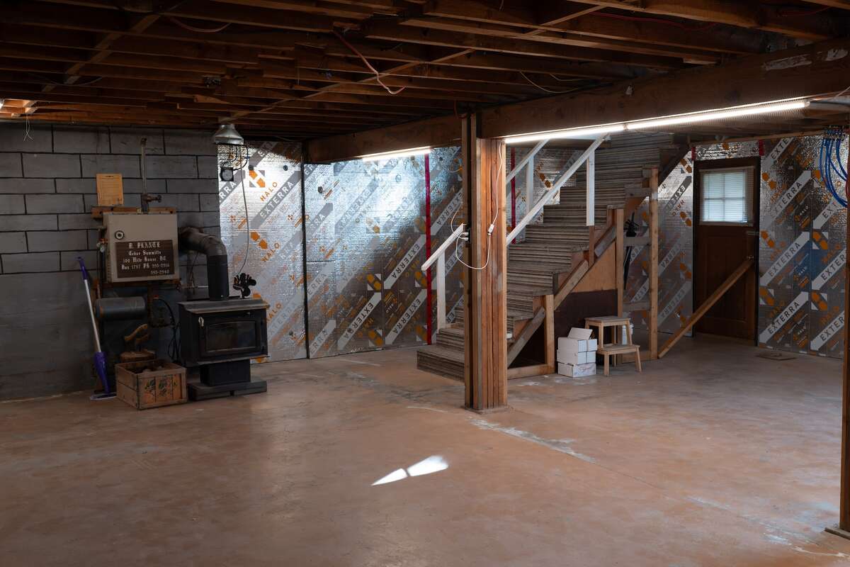 Separate entrance allows for the possibility of a basement suite