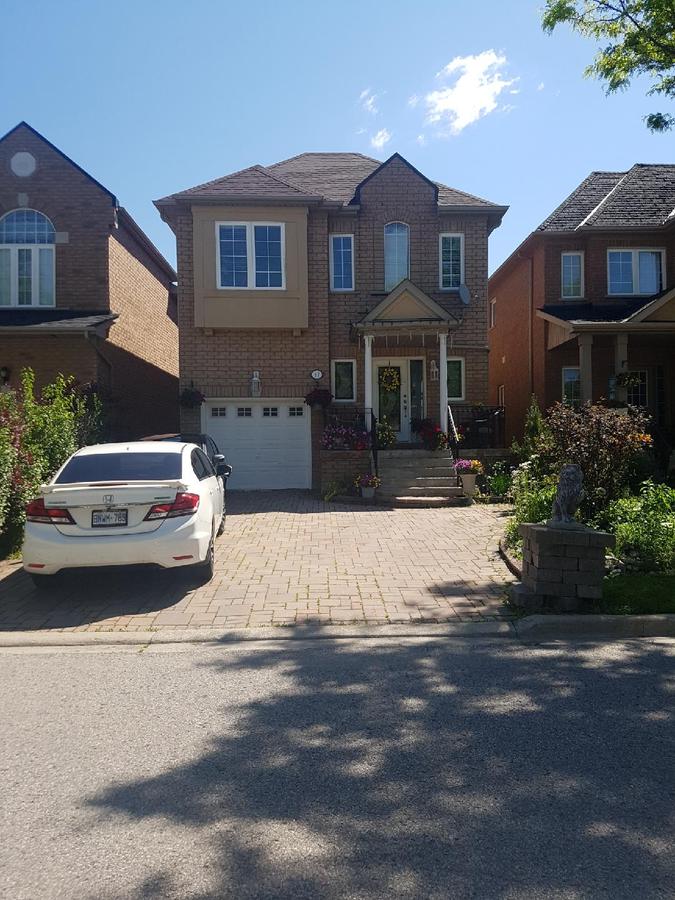 House / Detached House / Revenue Property For Sale in Thornhill, ON - 4 bed, 4 bath