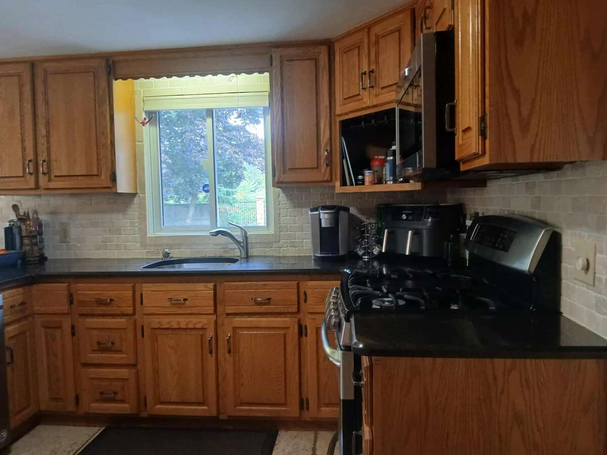 Kitchen - Microwave, Dishwasher, Fridge & Stove included