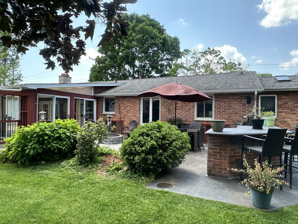 Outdoor entertainment area - smoker included