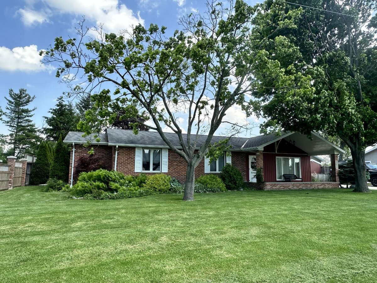 House For Sale Plympton-Wyoming, ON