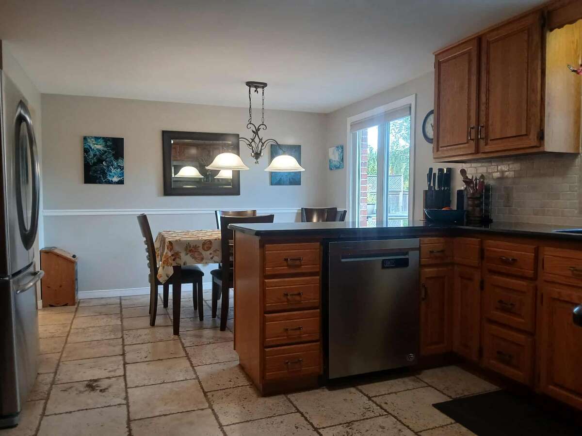 Kitchen - Microwave, Dishwasher, Fridge & Stove included