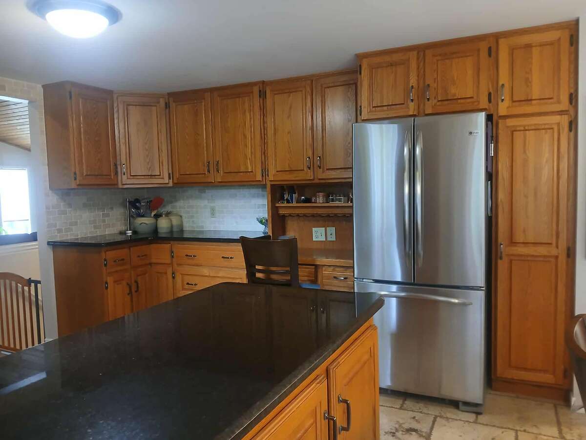 Kitchen - Microwave, Dishwasher, Fridge & Stove included