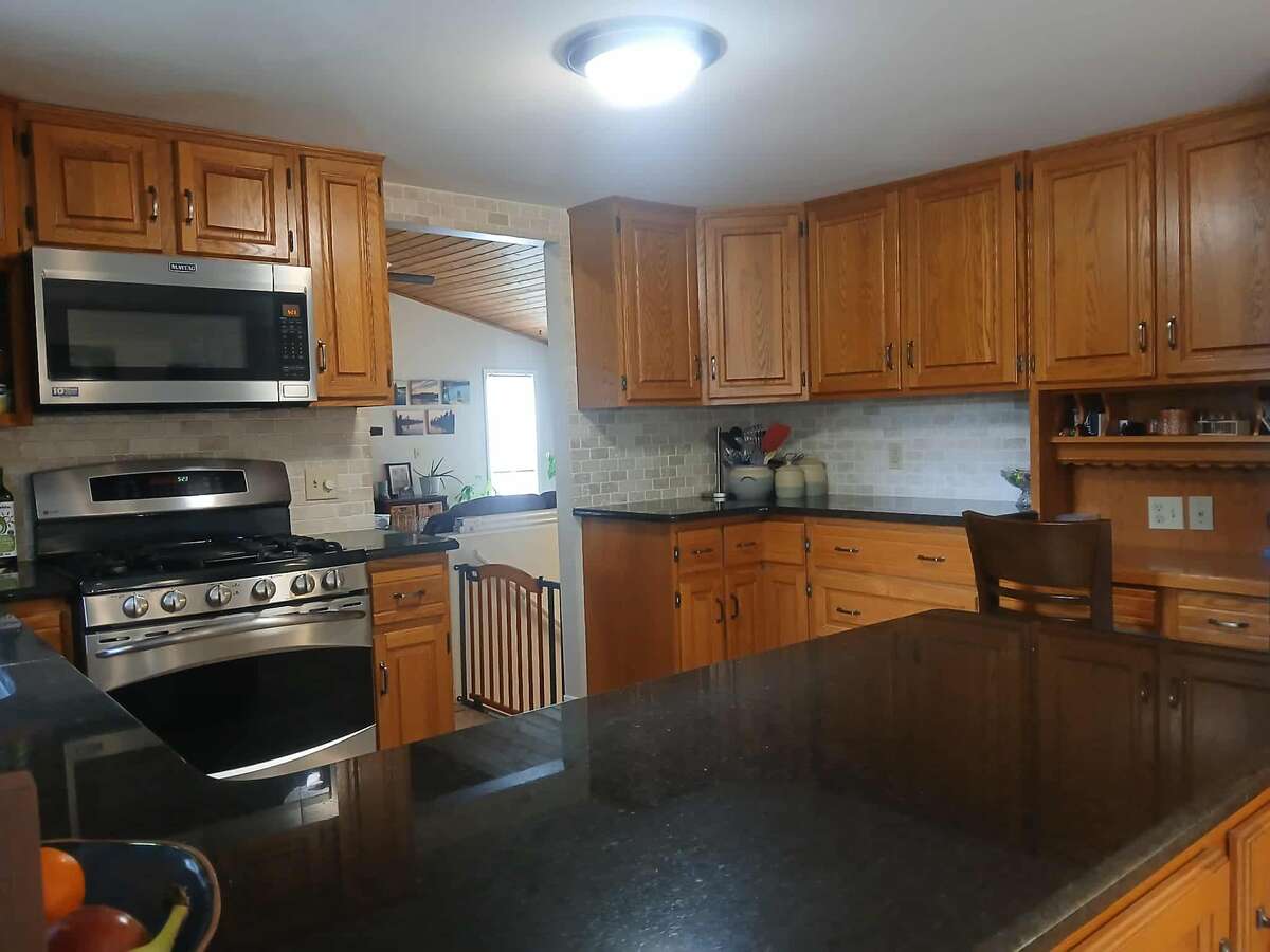 Kitchen - Microwave, Dishwasher, Fridge & Stove included