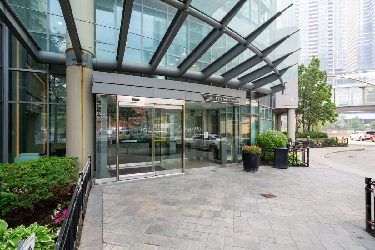 Rare Ground Floor High Ceilings w/ CN Tower Views