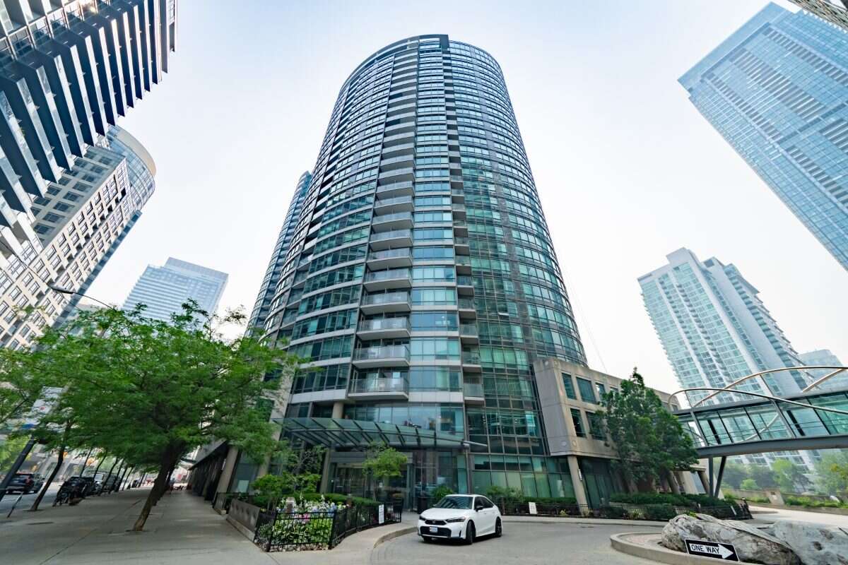 Rare Ground Floor High Ceilings w/ CN Tower Views