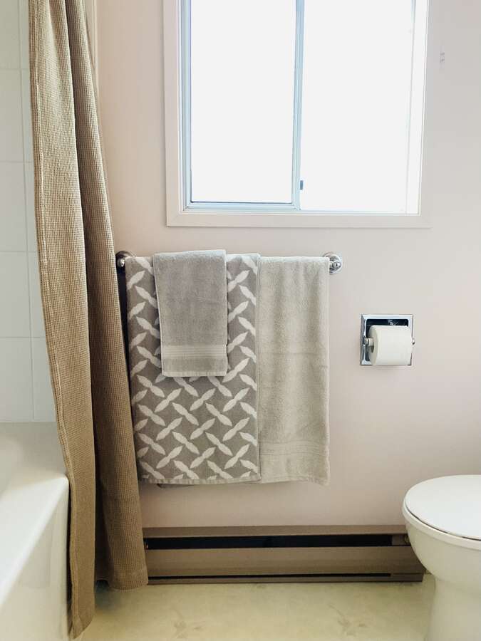 Upstairs main bathroom