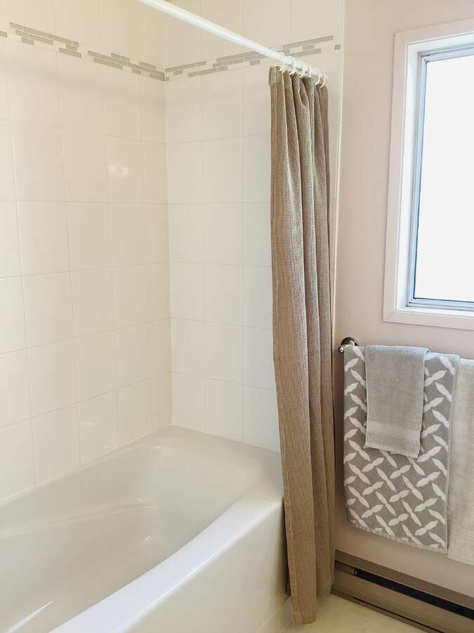 Upstairs main bathroom