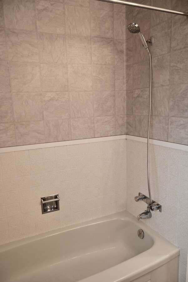 Tub/shower in main bath