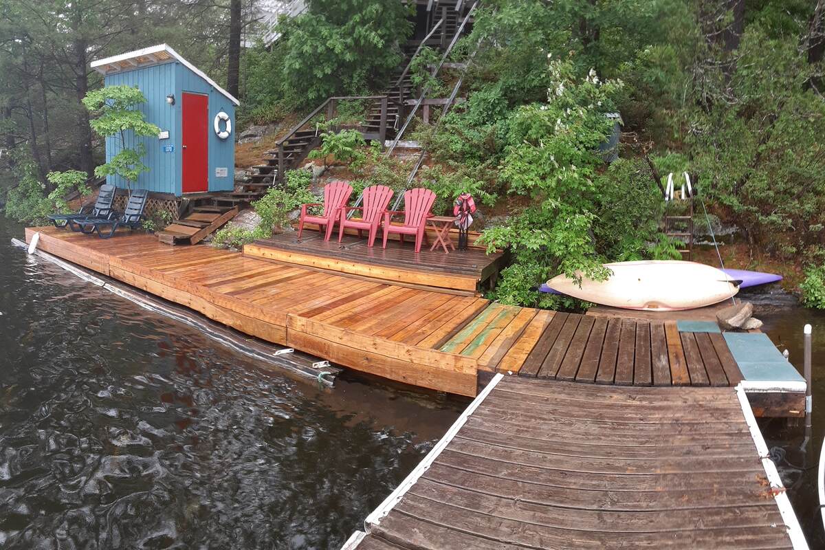 lots of dock space with dock-house and lift rails in view