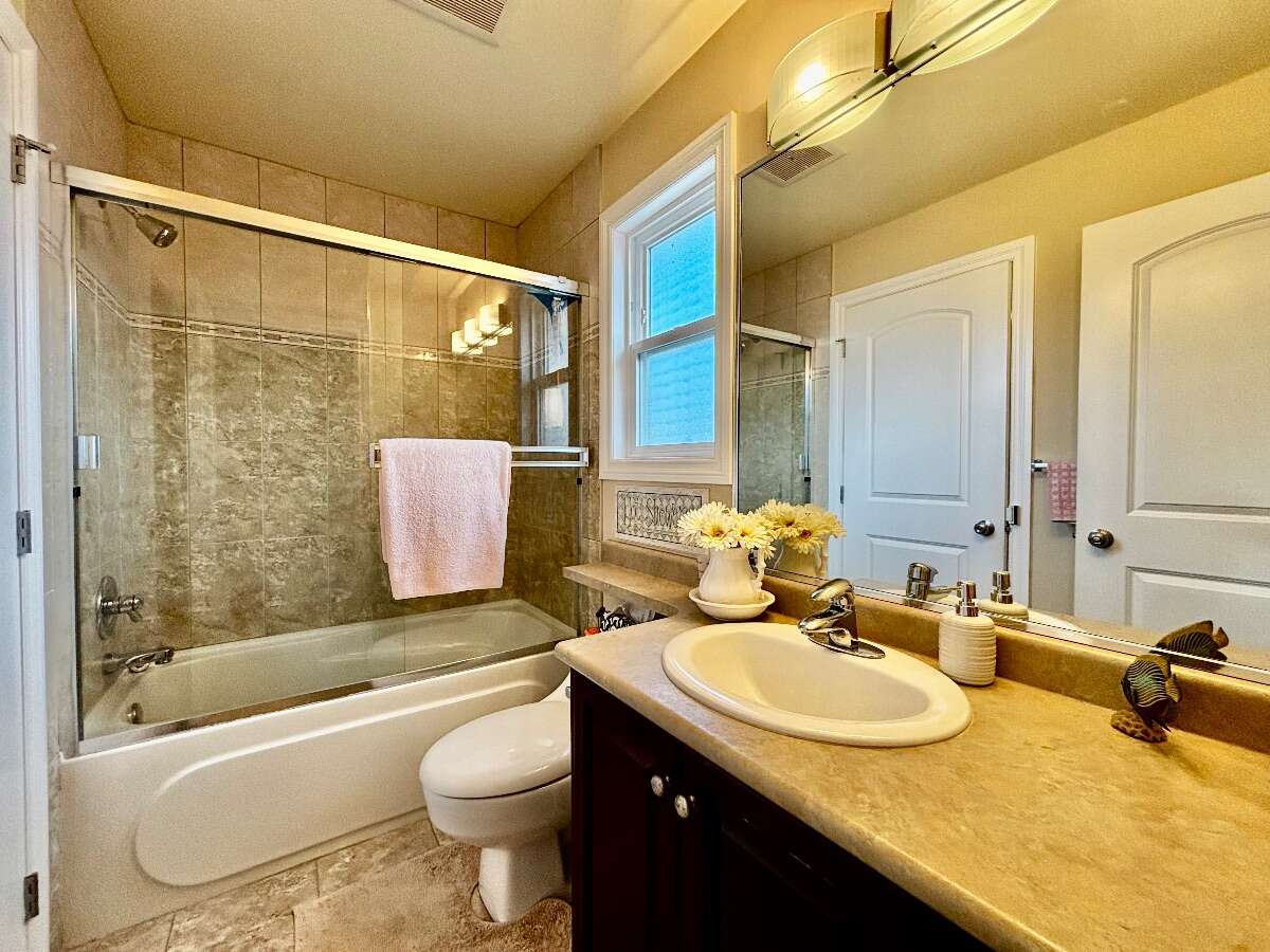 Spacious 5 Bed, 5 Bath North Delta Home