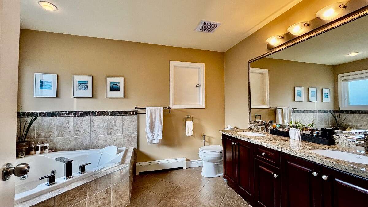 Spacious 5 Bed, 5 Bath North Delta Home