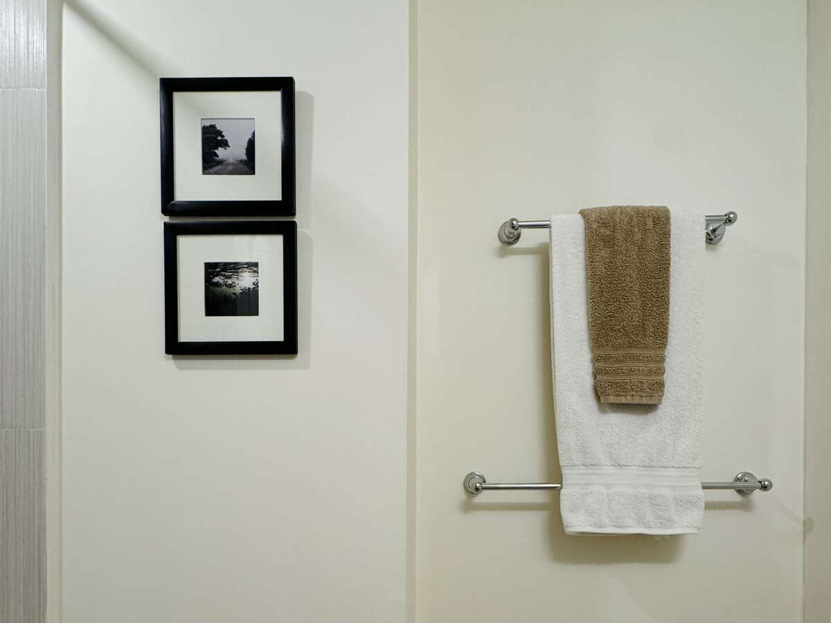 Adjustable handheld plus ceiling rain head -great water pressure.