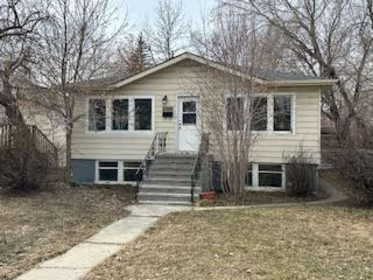 Revenue Property / Bungalow For Sale in Calgary, AB - 3+2 bed, 2 bath