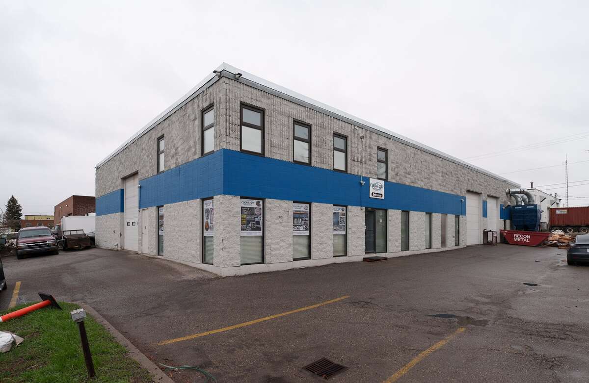 Commercial Space / Land with Building(s) For Lease in Calgary, AB - 2 bed, 3 bath