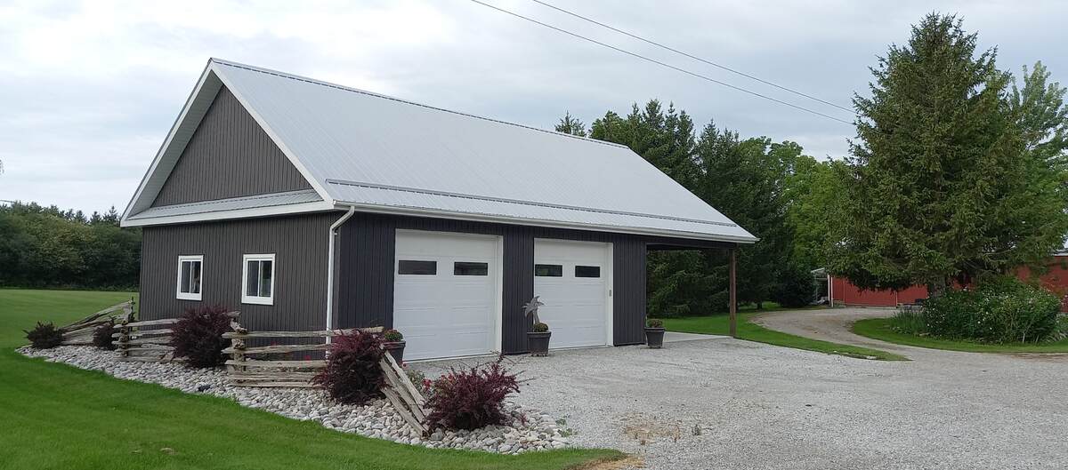 Farm / Acreage / Detached House / Land with Building(s) / Revenue Property For Sale in Petrolia, ON - 4+2 bed, 3 bath