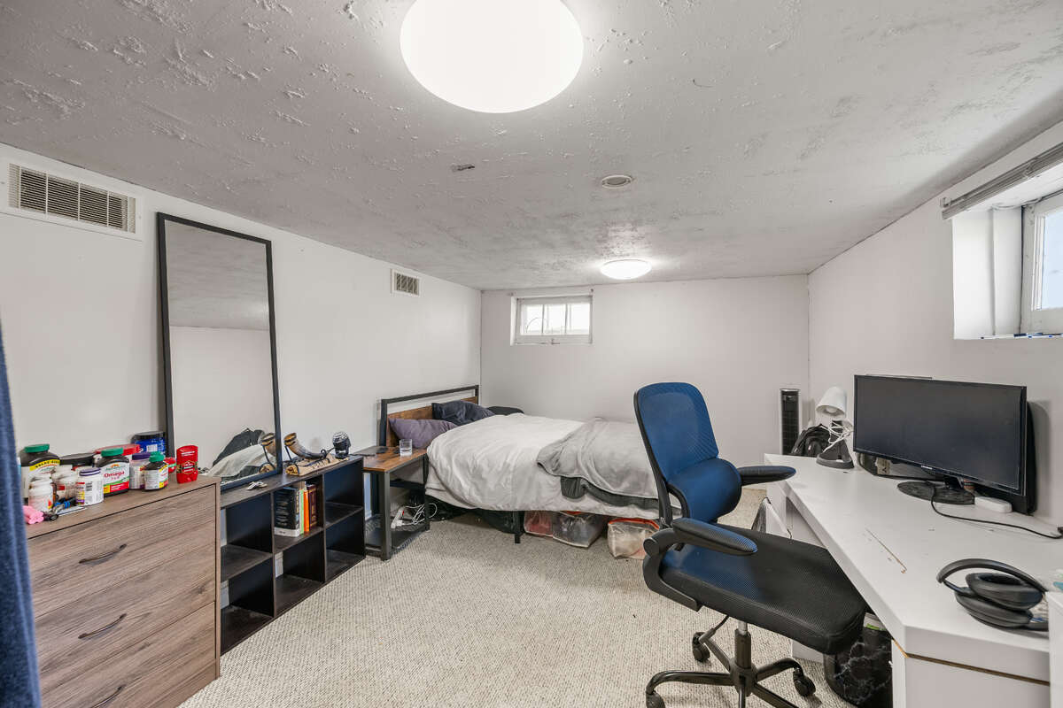 Basement bedroom (1 of 2)