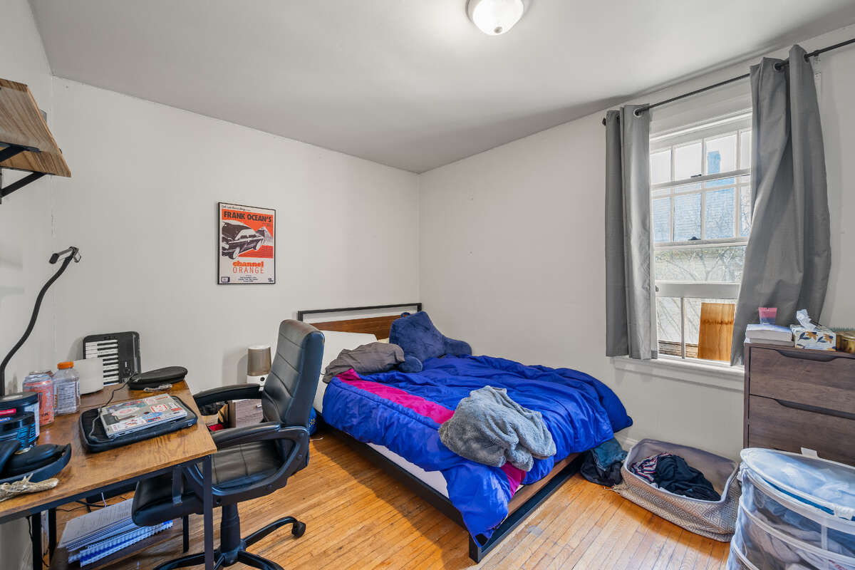 Upstairs bedroom (1 of 3 upstairs)