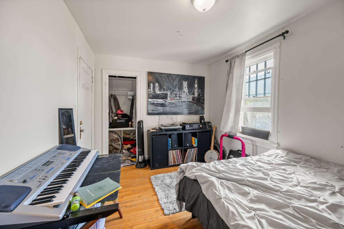 Upstairs bedroom (2 of 3 upstairs)