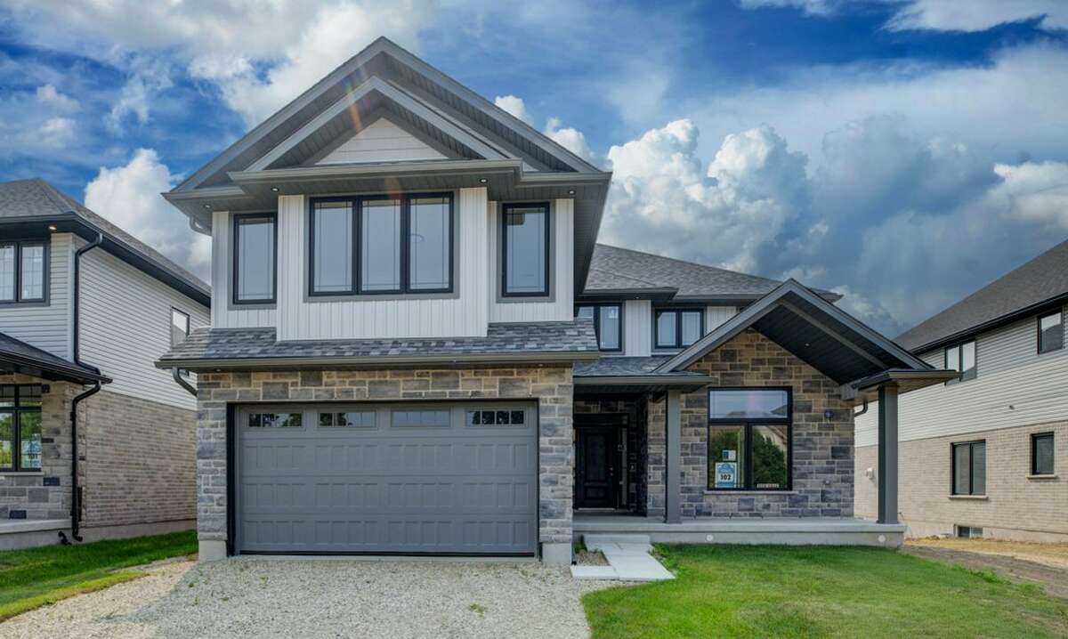 House For Sale in Elora, Ontario - 4 bdrm, 3.5 bath (61 Bricker Avenue)