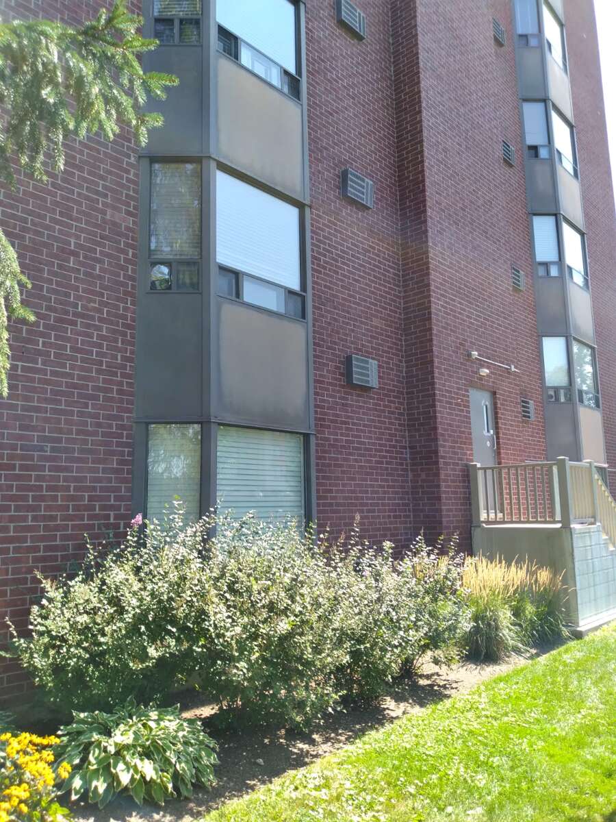 This spacious and well-maintained 2 bed condo! 
